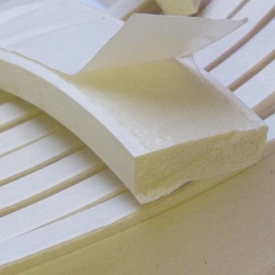 10x30 profil silikon expandovaný samolepicí - obrázek